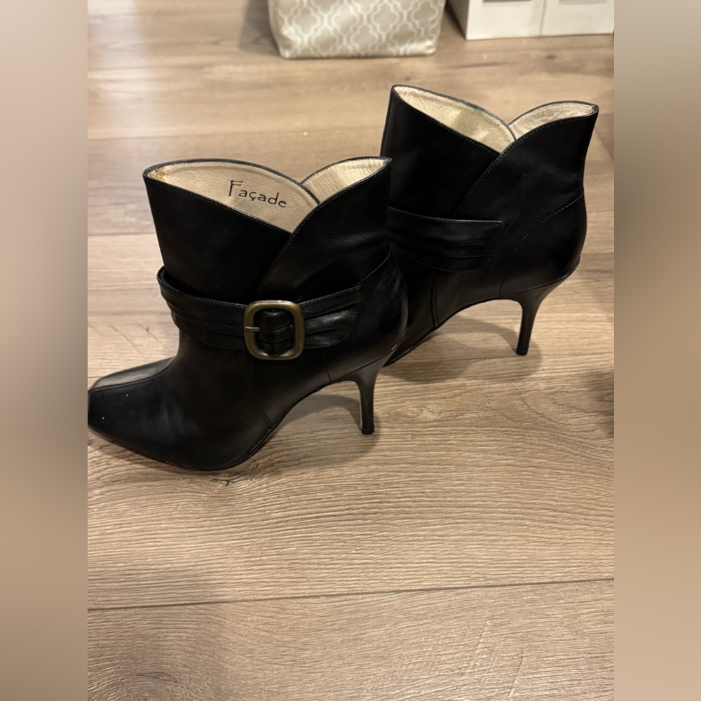 Women’s Facade Boots In Black W/ Gold Hard-wear and heel Size 7